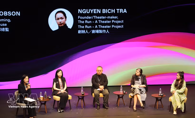 Director Tra Nguyen, founder of “The Run – A Theatre Project” (far right), joins international speakers at the panel discussion. (Photo: VNA)
