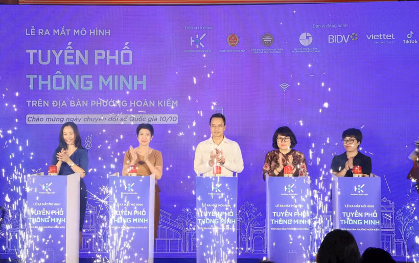 The launch of the pilot smart street model in Hoan Kiem ward, Hanoi, on October 9, 2026 (Photo: hanoimoi.vn)