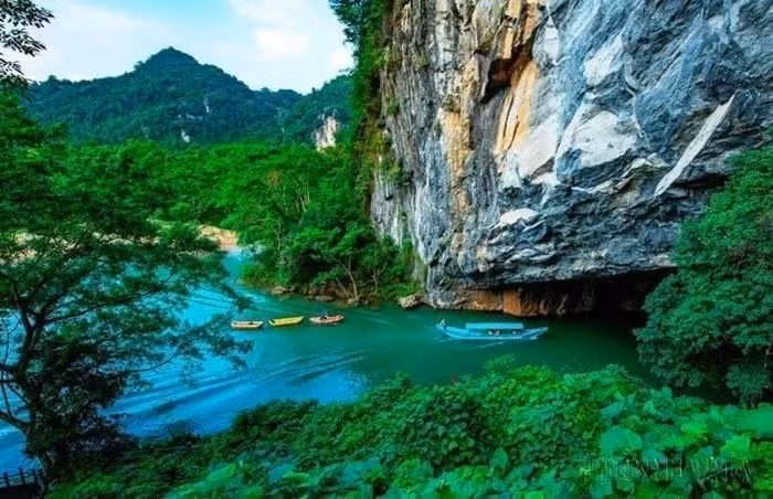 The scenery outside Phong Nha Cave in Phong Nha-Ke Bang National Park is picture-perfect. (Photo: VNA) 