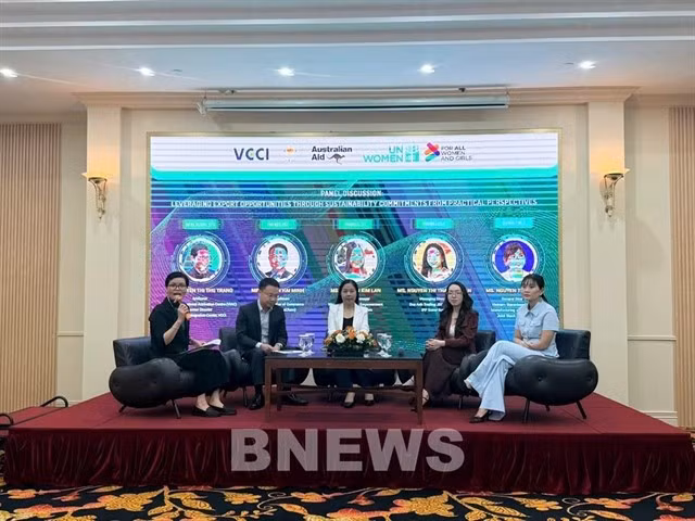 The panel discussion at the conference on sustainable trade practices for effective exports by women-owned and gender-responsive enterprises in Hanoi on August 27. (Photo: VNA)