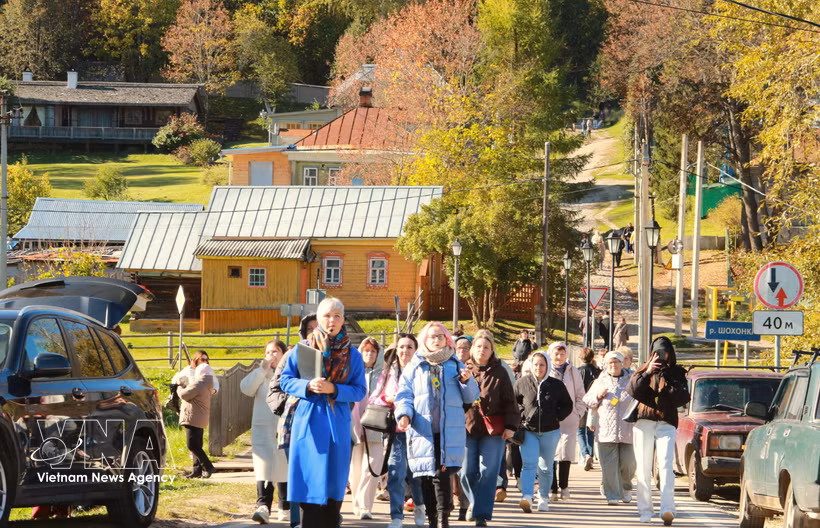 Tourists enjoy Russia’s golden autumn. (Photo: VNA)