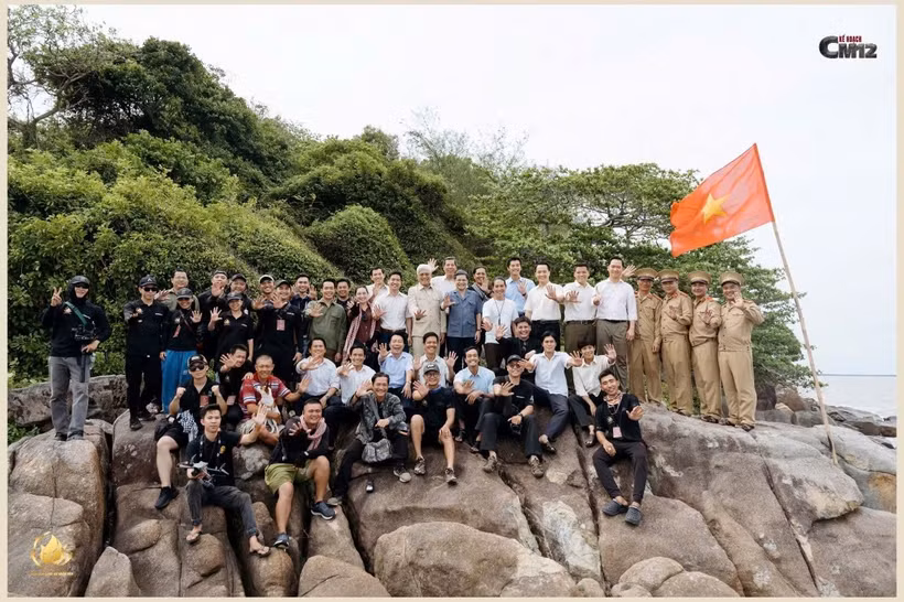 The cast and crew of “Operation CM12” after filming a major scene at Hon Da Bac in Ca Mau. *Photo: People’s Public Security Cinema) 