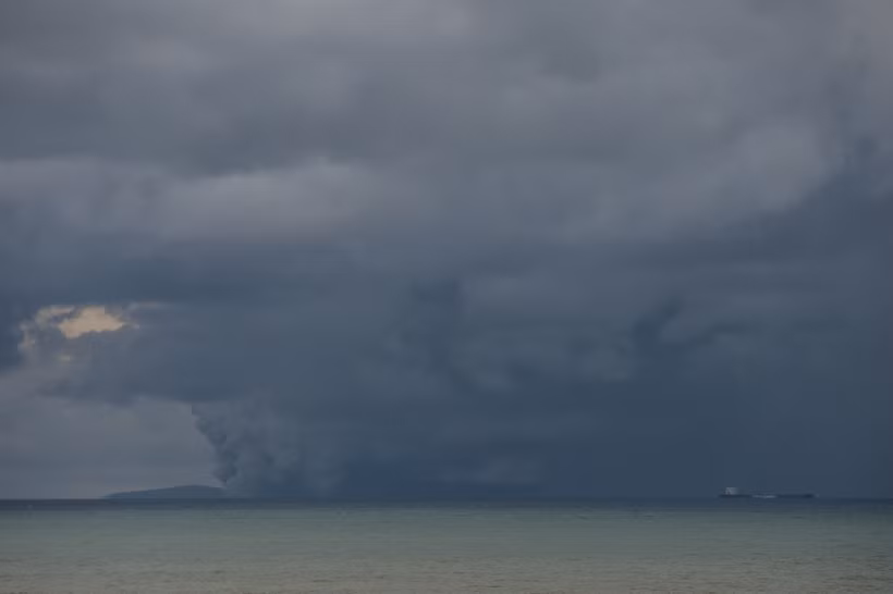 Mount Anak Krakatau as seen from a beach in Anyer, Banten province, Indonesia. (Photo: Xinhua/VNA) 