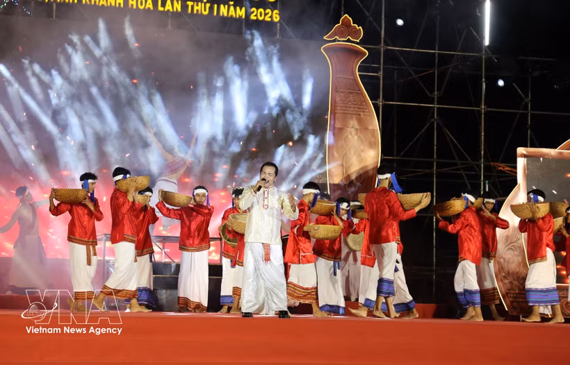 A dance performance celebrates the traditional craftsmanship of the Cham people in Ninh Phuoc commune, Khanh Hoa province. (Photo: VNA)