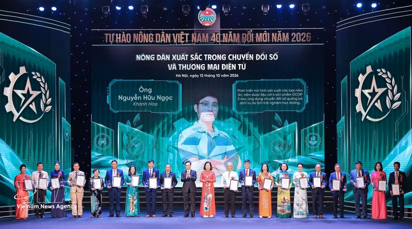 Certificates of merit are presented to outstanding farmers in digital transformation and e-commerce at the ceremony on October 12. (Photo: VNA)