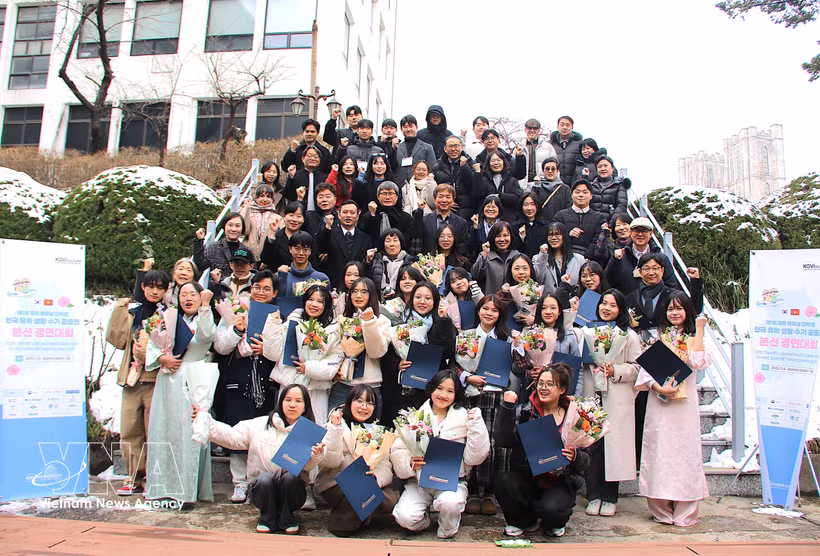Vietnamese students in the Republic of Korea pose for a group photo at the “Writing About Life” contest for Vietnamese students in the country. (Photo: VNA) 