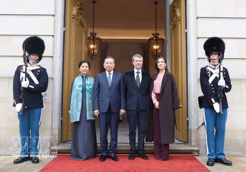 Denmark's King Frederik X and Queen Mary host a farewell ceremony for Party General Secretary and President Lam and his spouse at Amalienborg Palace. (Photo: VNA)