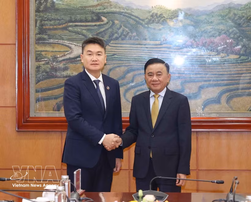 Tran Cam Tu, Politburo member and Standing member of the Communist Party of Vietnam (CPV) Central Committee’s Secretariat (R) receives Lao youth delegation (Photo: VNA)