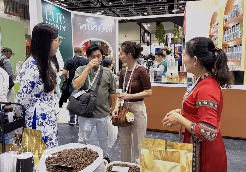 Malaysian customers sample Vietnamese coffee. (Photo: VNA)
