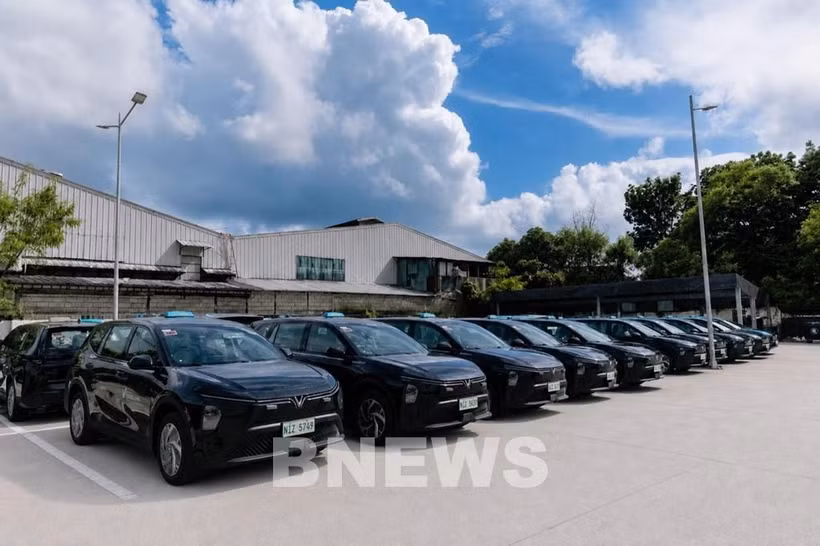 Green GSM officially launches its seven-seat Premium Taxi ride-hailing service in the Philippines, with the entire fleet comprising VinFast Limo Green vehicles. (Photo: Bnews/VNA) 
