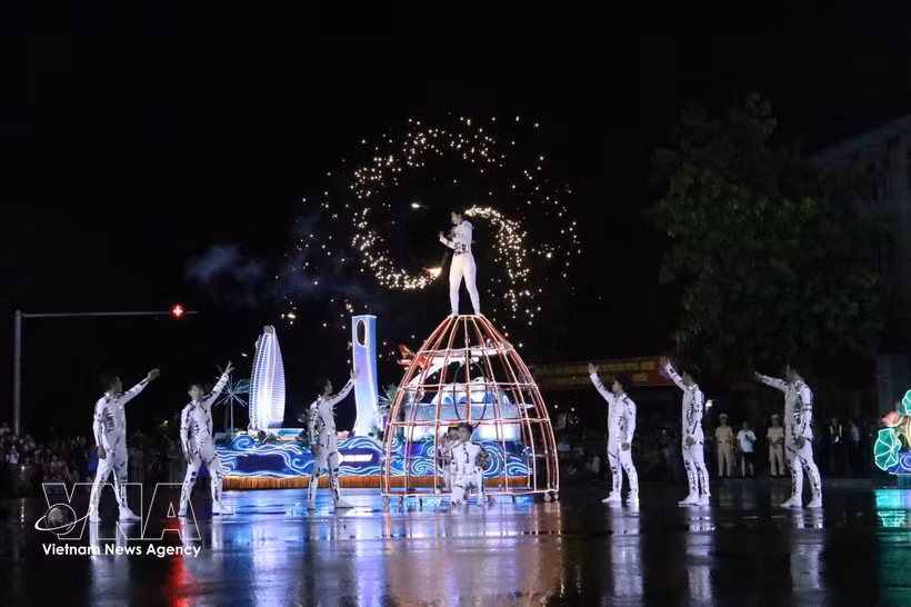 Artists perform in the rain during the vibrant carnival. (Photo: VNA) 