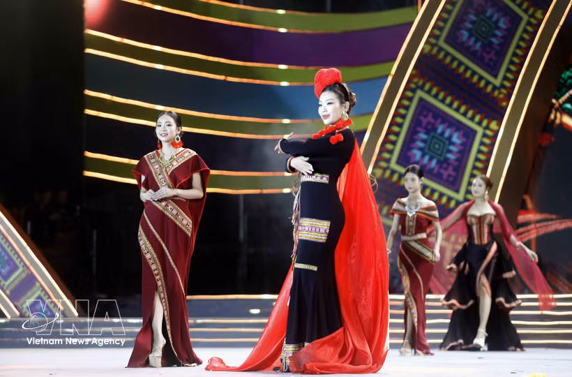 A costume show at the 2026 Son La International Brocade Festival. (Photo: VNA)