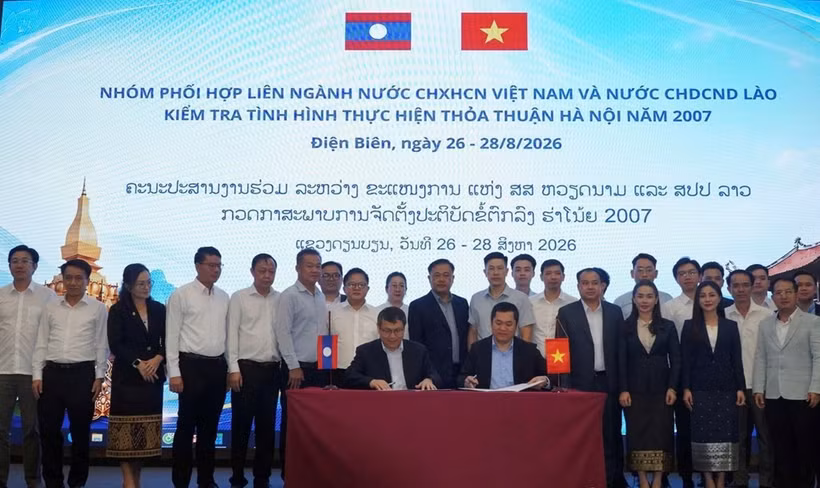 Representatives of the Vietnam–Laos inter-sectoral coordination group sign the minutes of the meeting. (Photo: Ministry of Industry and Trade) 