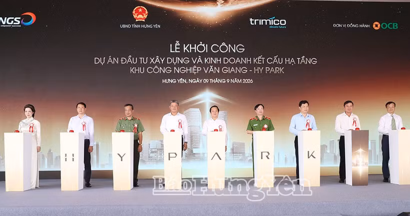 Since the beginning of the year, Hung Yen province has launched the construction of numerous industrial parks, industrial clusters, social housing projects and key transport infrastructure works, creating more room for investment attraction and production growth. (In the photo: Officials launch the construction of the Van Giang Industrial Park infrastructure development and business project in Nghia Tru commune.) (Photo: Hung Yen Newspaper)