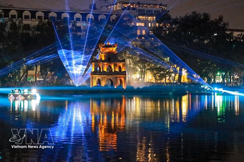 Hanoi aims to turn the night-time economy into a key driver of the capital’s service sector by 2030, contributing around 5% of GRDP and a growing share of budget revenue. (Photo: VNA) 