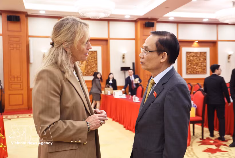Minister of Foreign Affairs Le Hoai Trung and his Icelandic counterpart Þorgerður Katrín Gunnarsdóttir (Photo: VNA)