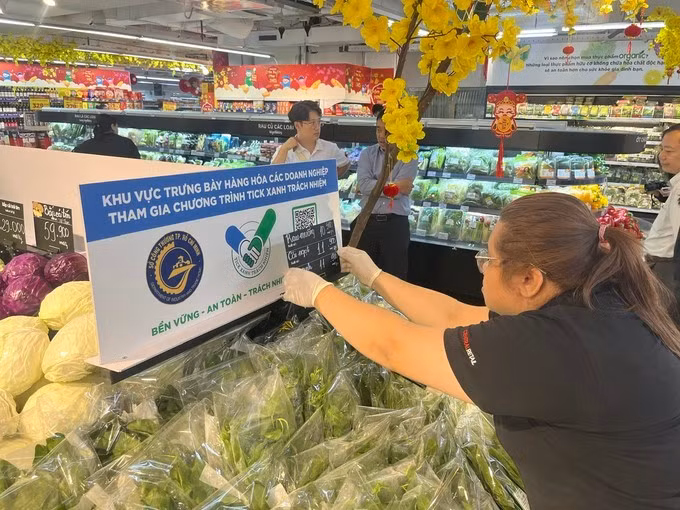Vegetables with a green tick at a supermarket in Ho Chi Minh City. (Photo: VNA)