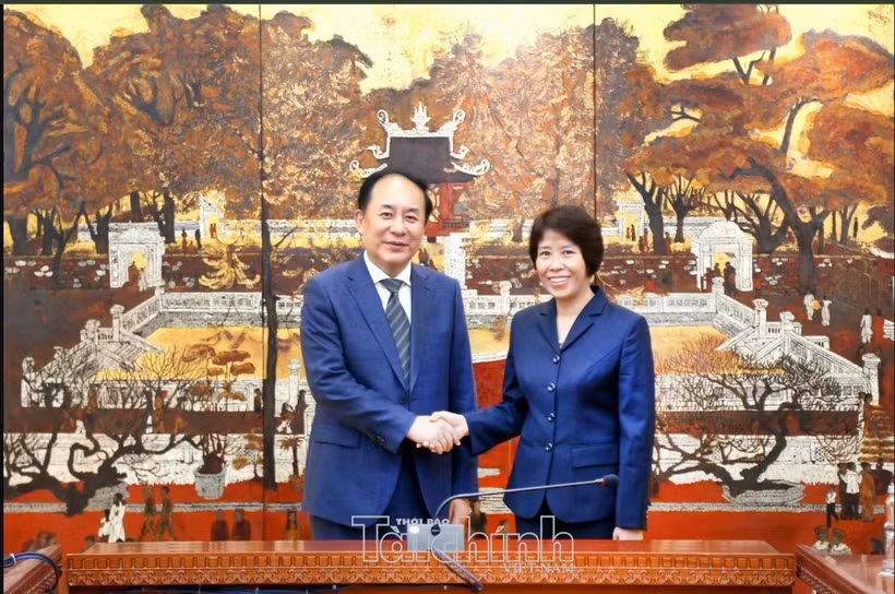 Vietnamese Deputy Minister of Finance Nguyen Thi Bich Ngoc meets with Fan Bi, Deputy Director of the State Council Research Office of China. (Photo: Vietnam Financial Times)