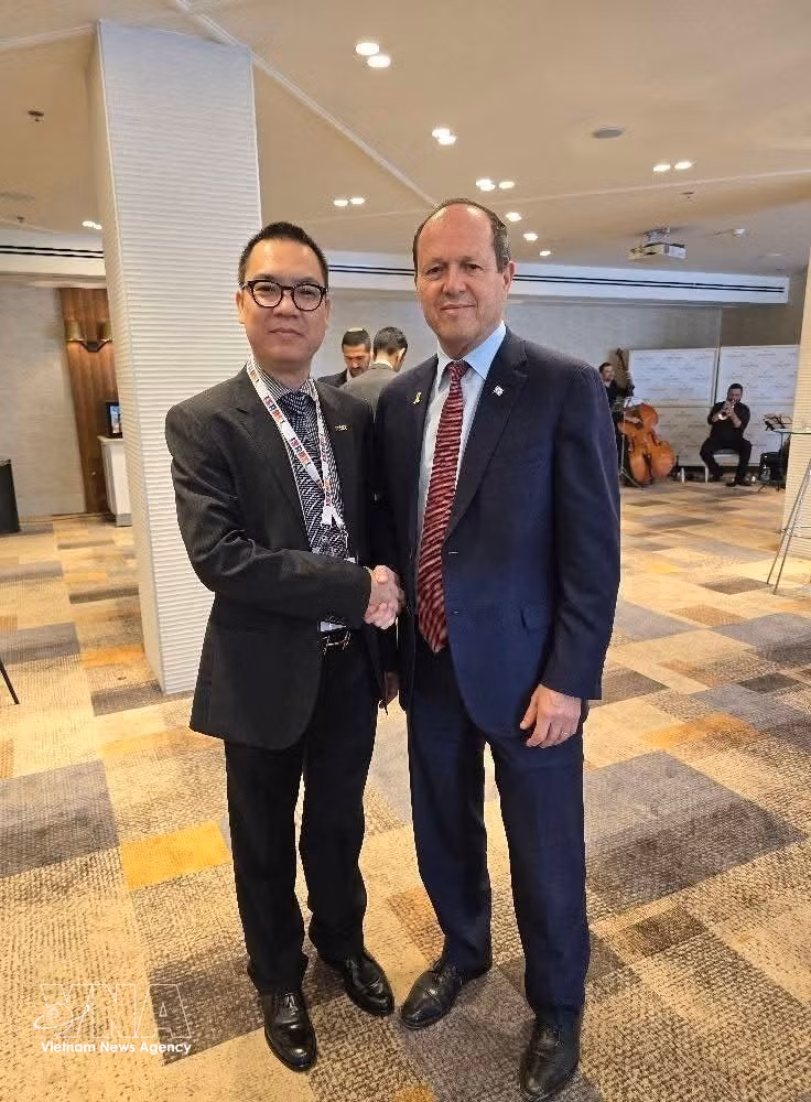 Le Thai Hoa, Vietnamese Trade Counsellor in Israel and Israeli Minister of Economy and Industry Nir Barkat (R). (Photo: VNA)