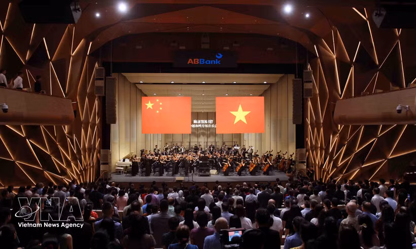 The concert is held to celebrate the 77th anniversary of the founding of the People’s Republic of China (October 1, 1949–2026). (Photo: VNA)
