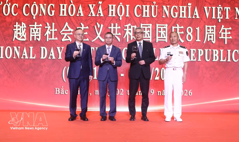 Vietnamese Ambassador to China Pham Thanh Binh (second from left) and representatives of Chinese ministries and agencies toast the 81st anniversary of Vietnam’s National Day at the ceremony in Beijing on September 2. (Photo: VNA) 