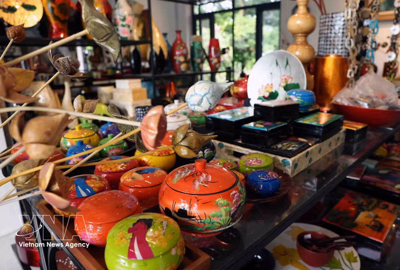 Lacquerware products from Ha Thai lacquer craft village in Duyen Ha commune, Hanoi, are exported to various markets, including Europe, Japan and the Republic of Korea. (Photo: VNA)