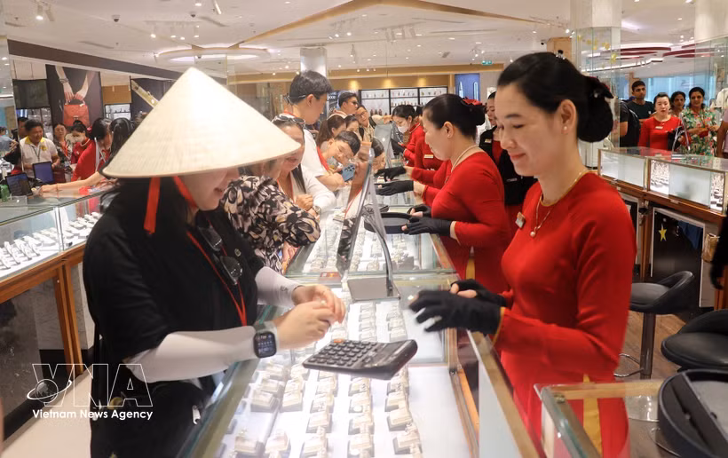 Tourists shop at Ngoc Hien Pearl Farm in Phu Quoc city, An Giang province. (Photo: VNA)