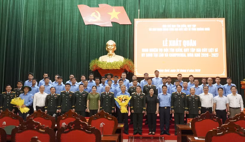 Officials and members of Team K53 in a group photo before the team's departure for the mission (Photo published by VNA)