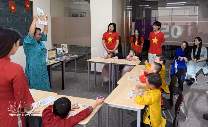 Vietnamese language teachers from the CVCEC and the Viet Youth Readiness Hub guide young Vietnamese expatriates at a class. (Photo published by VNA) 