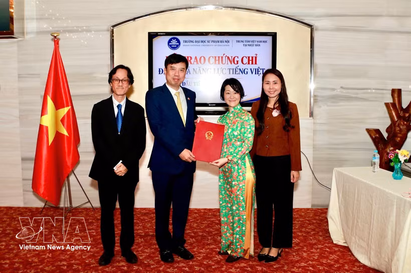 Vietnamese Consul General in Osaka Nguyen Truong Son presents a letter of commendation to the Vietnam Studies Centre. (Photo: VNA)