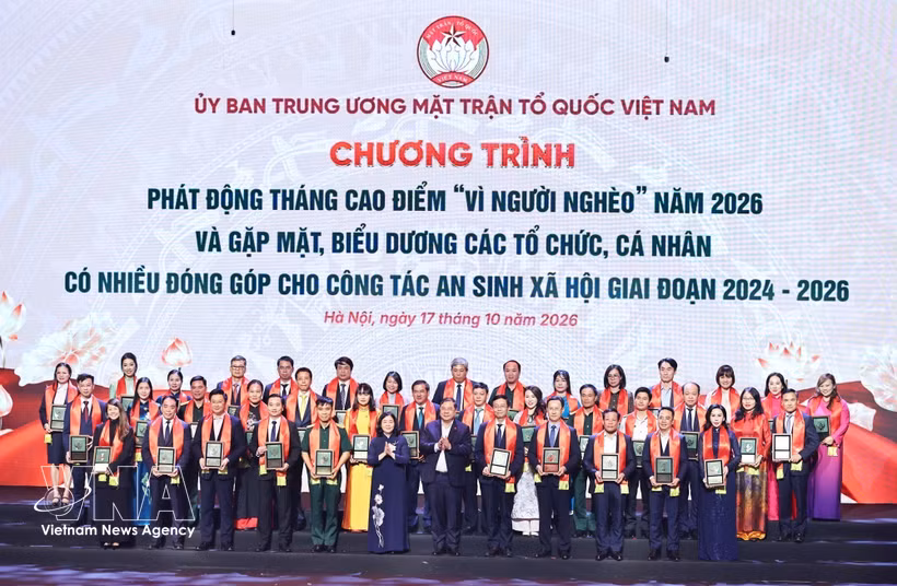 President of the Vietnam Fatherland Front Central Committee Bui Thi Minh Hoai and Permanent Deputy Prime Minister Pham Gia Tuc honour organisations and individuals contributing to social welfare. (Photo: VNA)