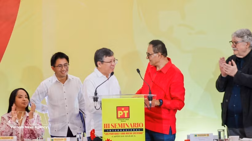 Benjamín Robles Montoya, Politburo member of the Labour Party (PT) and the party’s coordinator in Oaxaca state, congratulates Ambassador Nguyen Van Hai on his speech. (Photo: VNA)