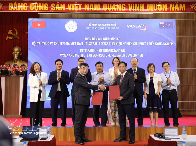 The signing of an MoU between the Department of Digital Technology and Artificial Intelligence and the Institute for Agricultural Research and Development at the forum. (Photo: VNA)