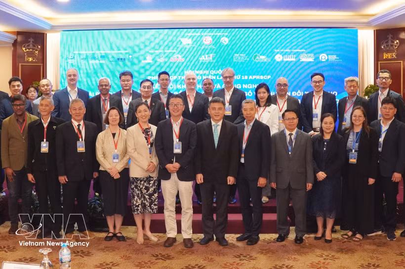 Participants pose for a photo at the 18th Annual Meeting of the Asia-Pacific Roundtable on Sustainable Consumption and Production (APRSCP). (Photo: VNA)