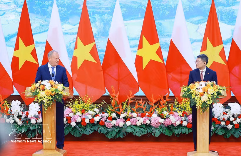 Prime Minister Le Minh Hung (R) and Polish Prime Minister Donald Tusk announce the elevation of Vietnam–Poland ties to a strategic partnership. (Photo: VNA)