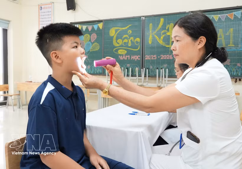 A doctor provides dental checkup for a student. (Photo: VNA) 