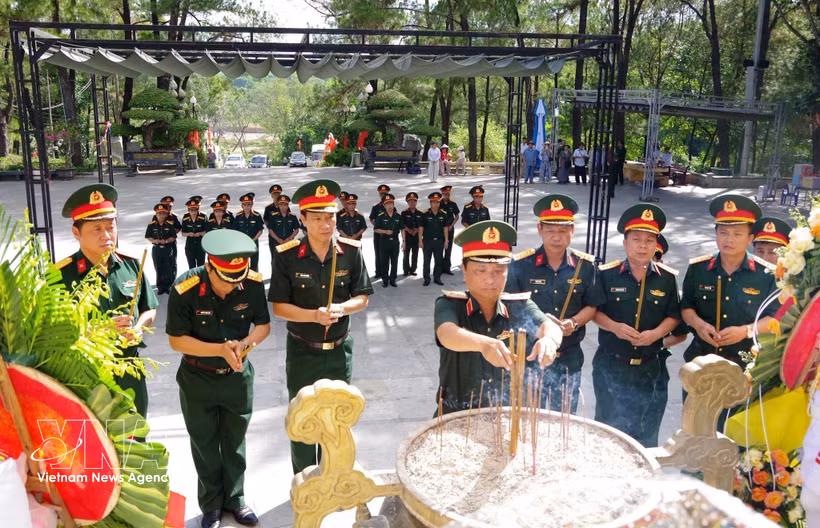 Lieutenant General Ha Tho Binh, Commander of Military Region 4, and the delegation pay tribute to heroic martyrs at Truong Son National Martyrs Cemetery. (Photo: VNA)