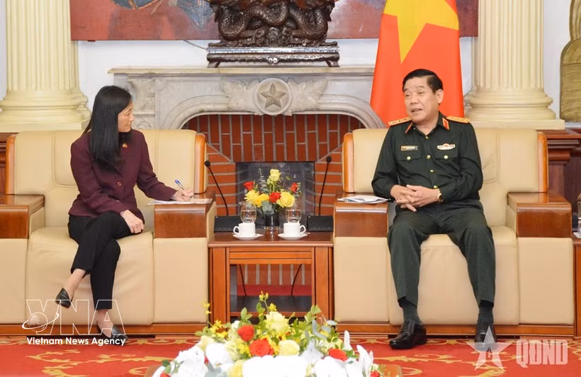 Vietnamese Deputy Minister of National Defence Senior Lieutenant General Nguyen Van Gau meets with US Ambassador to Viet Nam Jennifer Wicks on October 21. (Photo: VNA)