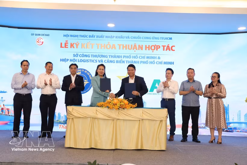 The Ho Chi Minh City Department of Industry and Trade signs a memorandum of understanding with the Ho Chi Minh City Logistics and Ports Association. (Photo: VNA)