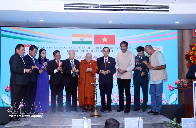 A traditional Indian candle-lighting ceremony opens the gathering. (Photo: VNA)