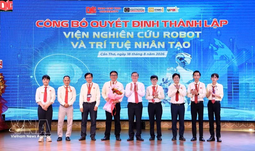 The leadership of the Institute of Robotics and Artificial Intelligence is introduced. (Photo:VNA)