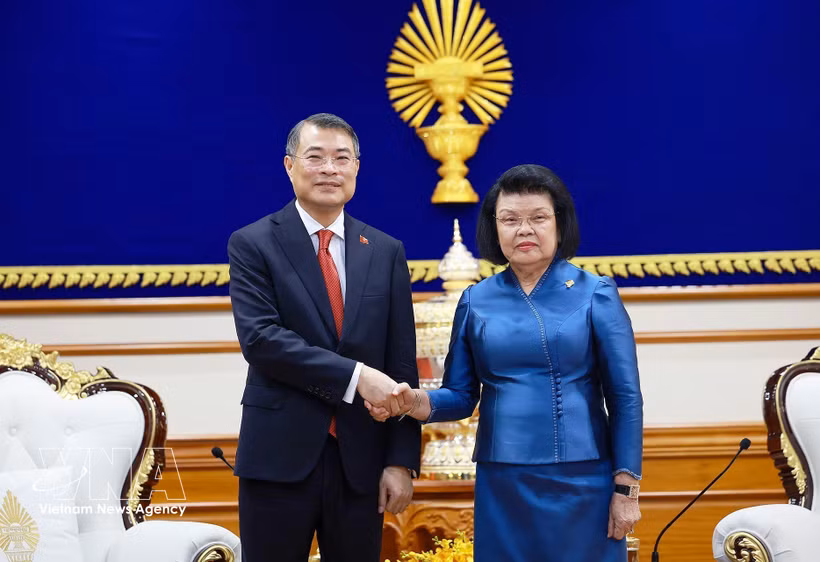 Prime Minister Le Minh Hung (left) meets with Cambodian National Assembly President Khuon Sudary in Phnom Penh on October 9. (Photo: VNA)