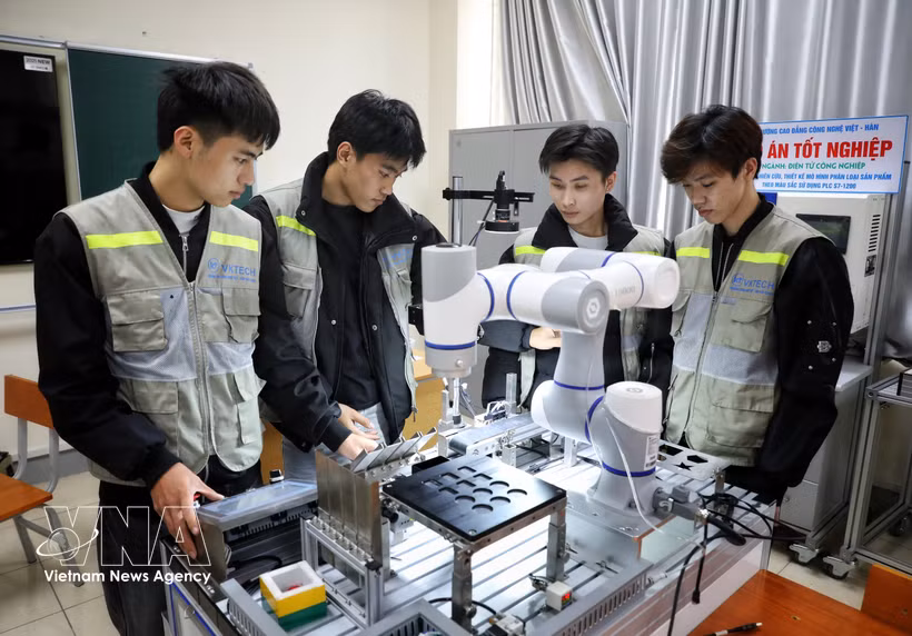 Students attend a microcontroller programming practicum at Viet-Han Bac Giang College of Technology. (Photo: VNA) 