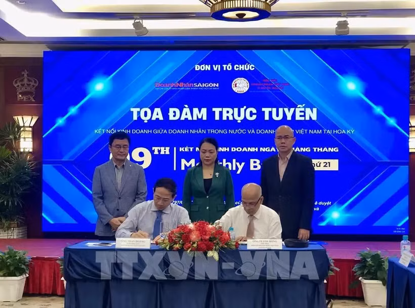 Representatives of businesses sign MOUs at the event (Photo: VNA)