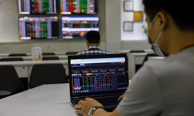 An investor follows transactions on the stock market. (Photo laodong.vn)