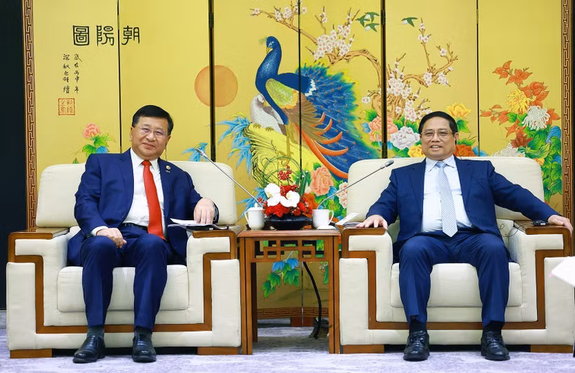 Prime Minister Pham Minh Chinh (R) and Chairman of the China Railway Construction Corporation Dai Hegen (Photo: VNA)