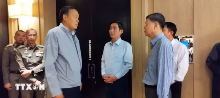 Thai Prime Minister Srettha Thavisin (L) comes to the scene. (Photo: VNA)