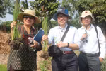 Shobha Shetty, Global Director for Food and Agriculture at the World Bank (first, left) inspects rice grown under the emission-reducing farming model. (Photo: VNA)