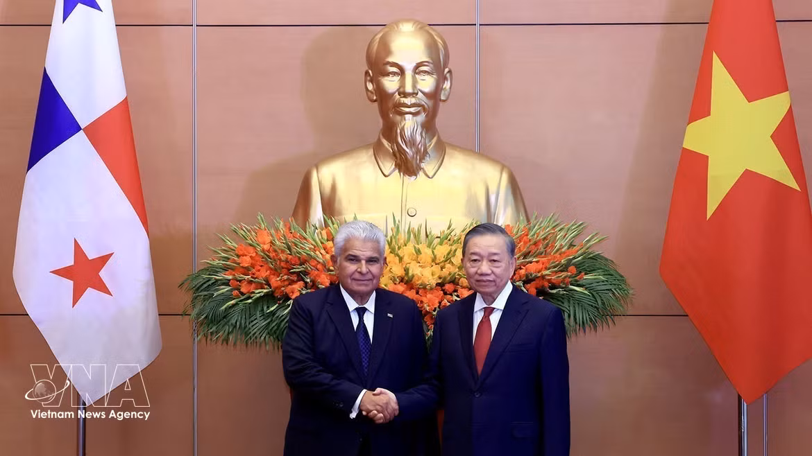 Top leader holds talks with Panama President 