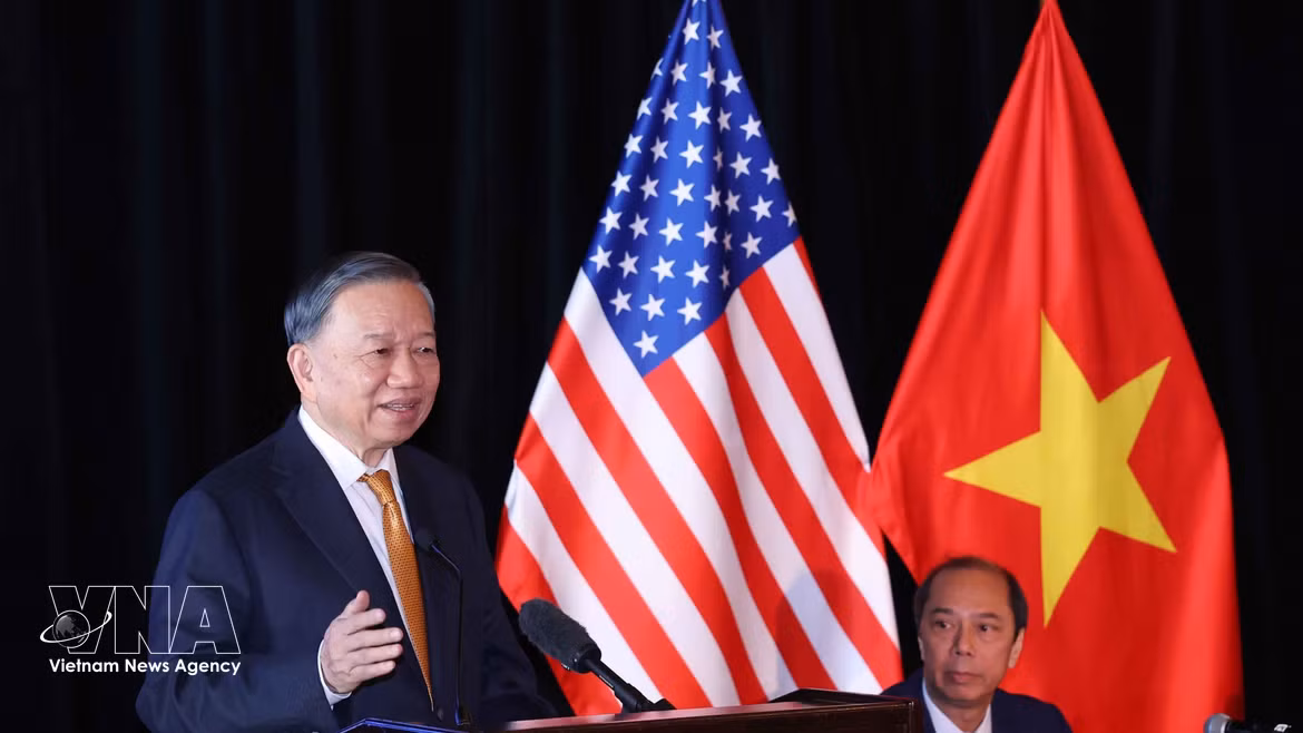 Top leader meets Vietnamese experts, intellectuals in US